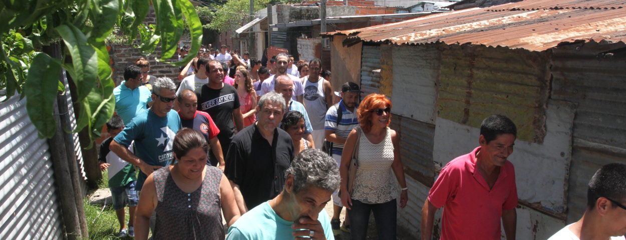 Ferraresi recorrió Villa Tranquila y anunció obras para el barrio 1