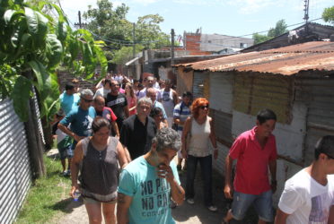 Ferraresi recorrió Villa Tranquila y anunció obras para el barrio 1